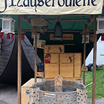 Der Mäusegaukler , das wahrscheinich schönste Mäuseroulette der Welt, eine Maus oder was auch immer zum Marktwochenende auf dem Mittelalterspektakel zu Feuchtwangen gehört. Das war der Saisonabschluss der Sommersaison.