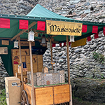Der Mäusegaukler, das wahrscheinich schönste Mäuseroulette der Welt, eine Maus oder was auch immer zum Marktwochenende auf dem 25. Ritterturnier auf der Burgruine Königstein im Taunus gehört.