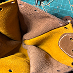 Von der Idee zum Lederbeutel, Schnittmuster erstellen, Leder zuschneiden und vernähen bis ein fertiges Retikül entstanden ist.