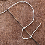 Von der Idee zum Lederbeutel, Schnittmuster erstellen, Leder zuschneiden und vernähen bis ein fertiges Retikül entstanden ist.