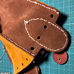 Von der Idee zum Lederbeutel, Schnittmuster erstellen, Leder zuschneiden und vernähen bis ein fertiges Retikül entstanden ist.