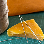 Von der Idee zum Lederbeutel, Schnittmuster erstellen, Leder zuschneiden und vernähen bis ein fertiges Retikül entstanden ist.