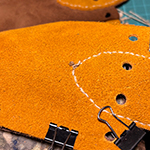 Von der Idee zum Lederbeutel, Schnittmuster erstellen, Leder zuschneiden und vernähen bis ein fertiges Retikül entstanden ist.