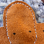 Von der Idee zum Lederbeutel, Schnittmuster erstellen, Leder zuschneiden und vernähen bis ein fertiges Retikül entstanden ist.