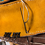 Von der Idee zum Lederbeutel, Schnittmuster erstellen, Leder zuschneiden und vernähen bis ein fertiges Retikül entstanden ist.