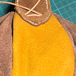 Von der Idee zum Lederbeutel, Schnittmuster erstellen, Leder zuschneiden und vernähen bis ein fertiges Retikül entstanden ist.