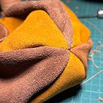 Von der Idee zum Lederbeutel, Schnittmuster erstellen, Leder zuschneiden und vernähen bis ein fertiges Retikül entstanden ist.