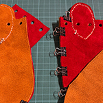 Weitere Ledertaschen entstehen, in den Büchern Rubinrot, Saphierblau und Smaraktgrün wird ein solches Täschchen als Retikül bezeichnet.