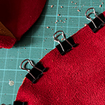 Weitere Ledertaschen entstehen, in den Büchern Rubinrot, Saphierblau und Smaraktgrün wird ein solches Täschchen als Retikül bezeichnet.