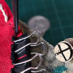 Der Fehler auf diesem Bild ist das sich der Metalteil der Ahle, die Schneide aus dem Holzgriff gelöst hat und noch im Leder steckz. Weitere Ledertaschen entstehen, in den Büchern Rubinrot, Saphierblau und Smaraktgrün wird ein solches Täschchen als Retikül bezeichnet.