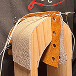 Weitere Ledertaschen entstehen, in den Büchern Rubinrot, Saphierblau und Smaraktgrün wird ein solches Täschchen als Retikül bezeichnet.