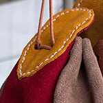 Weitere Ledertaschen entstehen, in den Büchern Rubinrot, Saphierblau und Smaraktgrün wird ein solches Täschchen als Retikül bezeichnet.