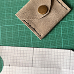 Bilder vom enstehungsprozess der Pappschablone für die Kleinserienfertigung der Münztäschchen.