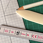 Bilder vom enstehungsprozess der Pappschablone für die Kleinserienfertigung der Münztäschchen.