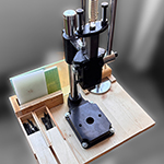 Bilder vom Bau der Vorrichtung rund um die Kniehebelpresse für die Lederbearbeitung.