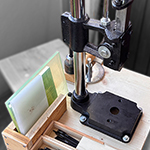 Bilder vom Bau der Vorrichtung rund um die Kniehebelpresse für die Lederbearbeitung.