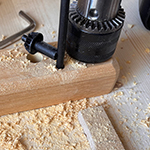 Bilder vom Bau der Vorrichtung rund um die Kniehebelpresse für die Lederbearbeitung.