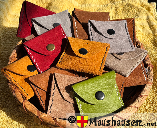 Körbchen mit kleinen Münztäschchen in verschiedenen Farben